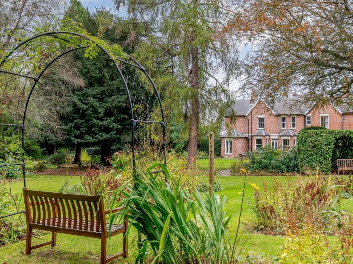 Bed and Breakfast Claridge House Lingfield Esterno foto